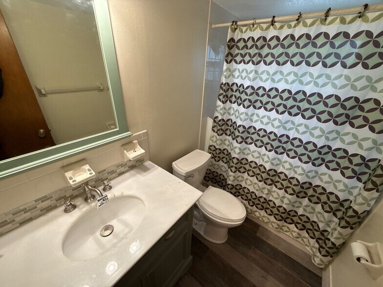 Building Photo - 851 S Oak Crest Path