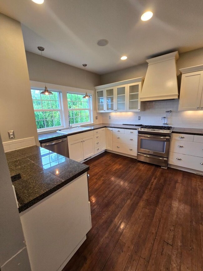 Building Photo - Spacious 5 Bedroom Home in Burlington - Available for Rent