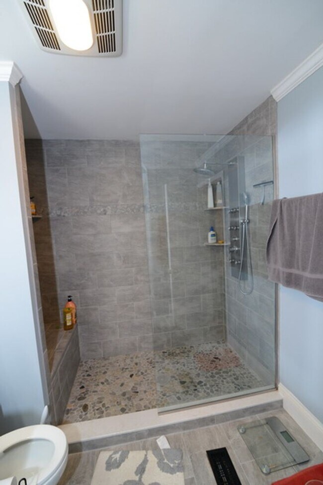 Building Photo - Single Family Townhome, 2 bedrooms, 3 full...