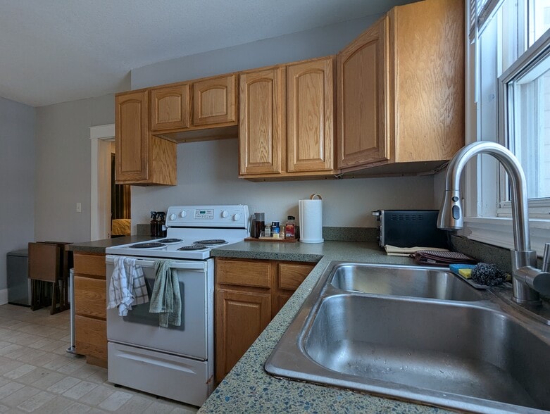 Building Photo - 732 Case Ave