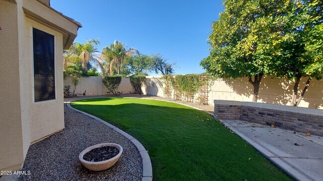 Building Photo - 740 N Nantucket St