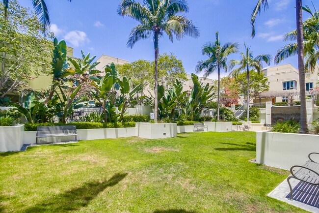 Building Photo - Modern 2 bed / 2 bath Condo in Little Ital...