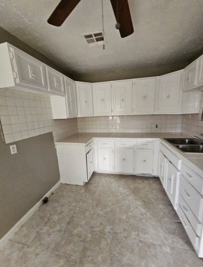 Building Photo - 3 Bedroom House Available