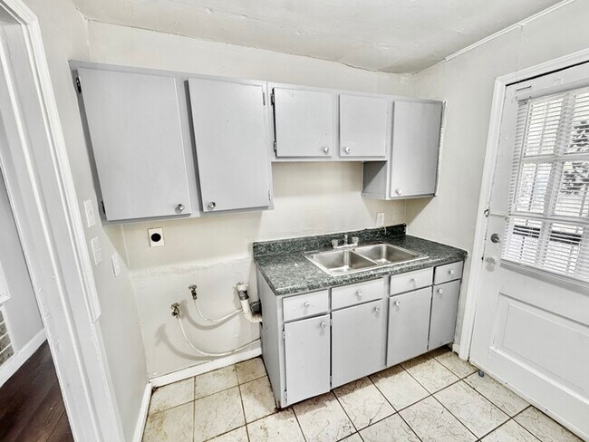 Building Photo - 2736 Dunn Ave