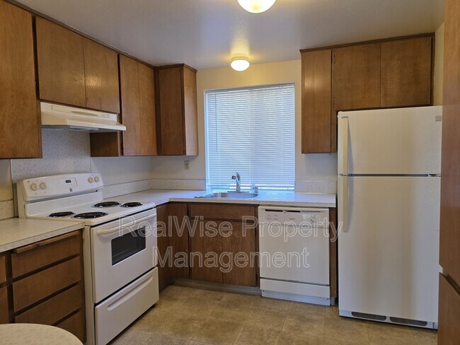 Building Photo - 2022 E 6th St