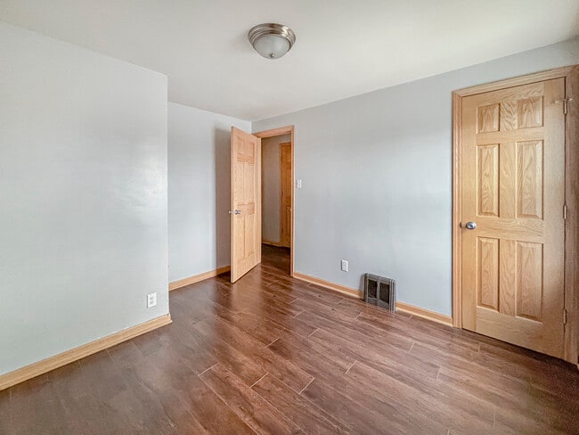 Building Photo - 5156 W 63rd Pl