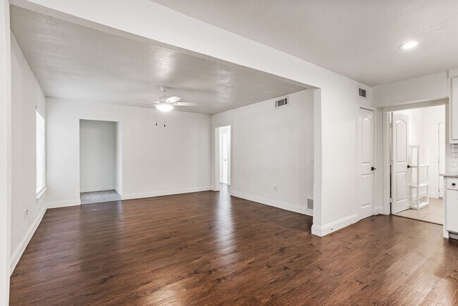 Building Photo - 3605 Shelby Dr