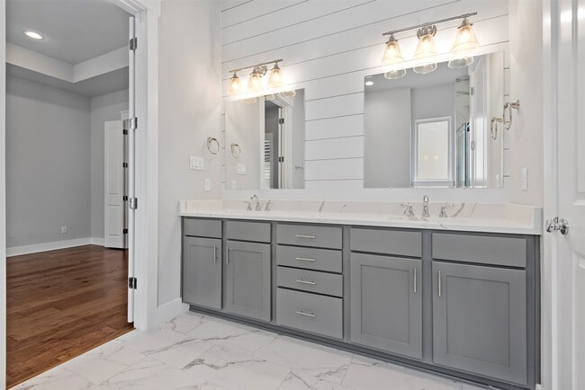 Building Photo - 909 Oak St