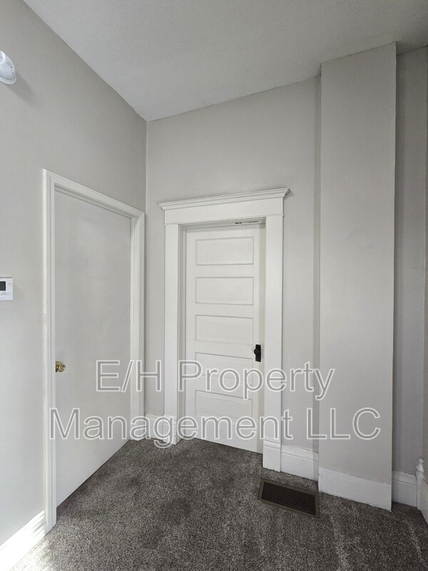 Building Photo - 1007 W Maple St