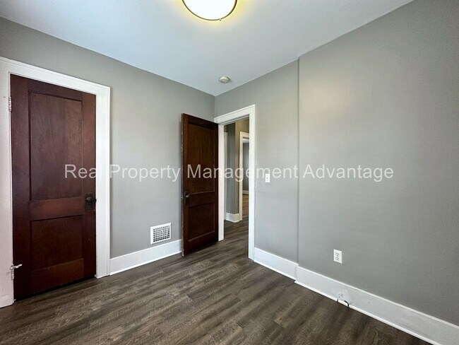 Building Photo - 851 Gardendale.