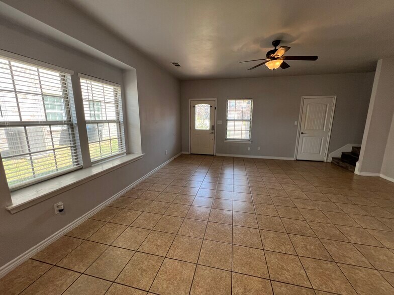 Building Photo - 906 Parkplace Ridge