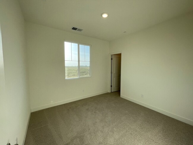 Building Photo - Like New Upscale West Roseville Home for Rent