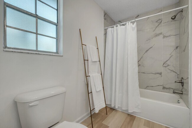 Building Photo - 3421 Sunnyside Dr