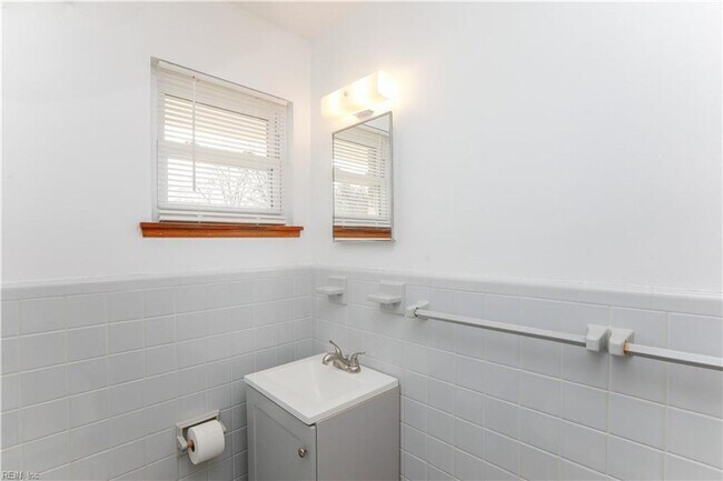 Building Photo - Hampton Duplex 2bed 1 bath