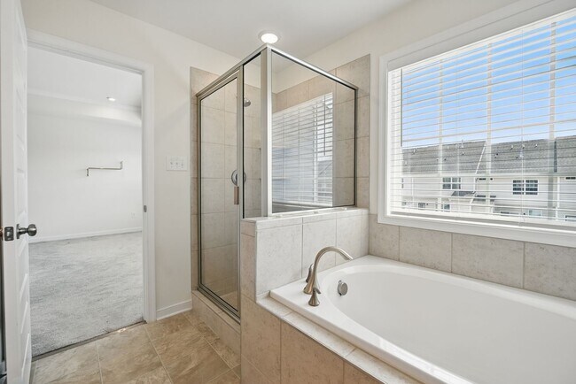 Building Photo - Stunning Modern and Spacious Townhouse!