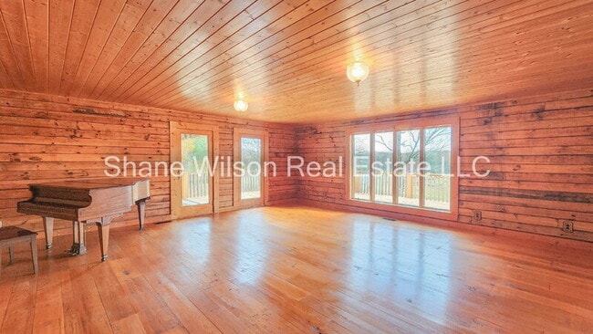 Building Photo - 218 Sugar Hollow Rd