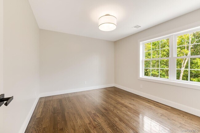 Building Photo - 2 Hallock Ct
