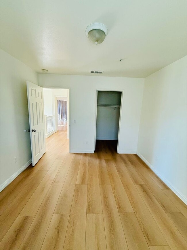 Building Photo - Remodelled 4 Bedroom Townhome for Lease in...