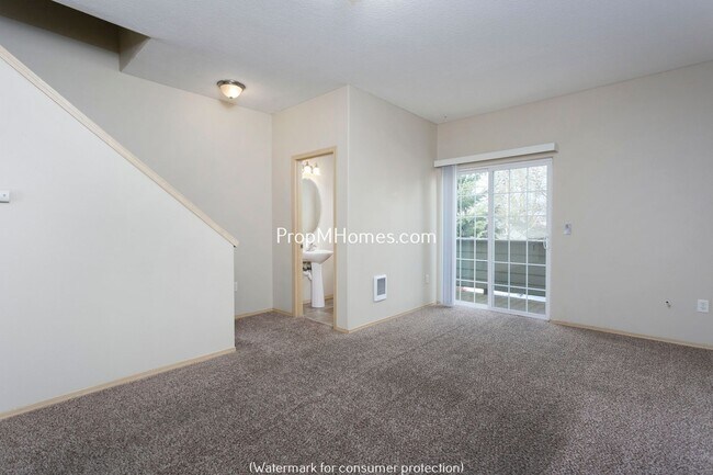 Building Photo - 3 Bedroom Townhome in SE - Two Primary Sui...