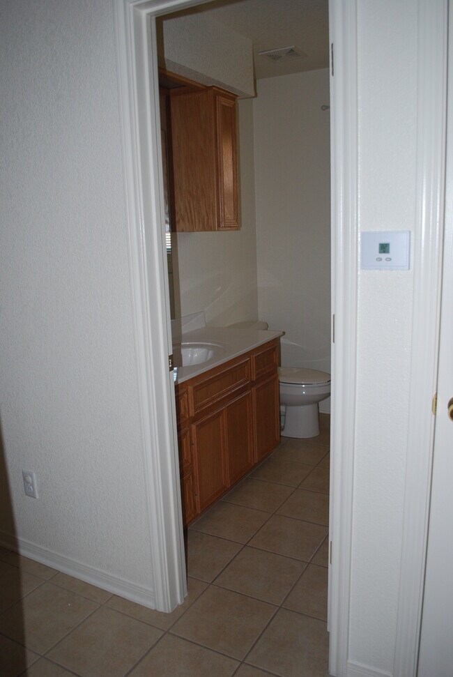 Building Photo - 913Daisy