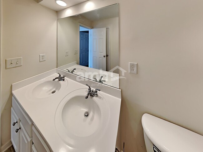 Building Photo - 407 Pinoak Dr