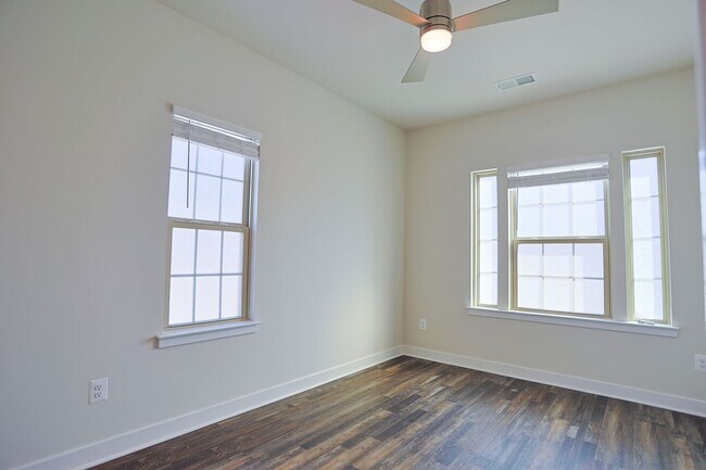 Building Photo - Welcome home to this move-in ready end uni...