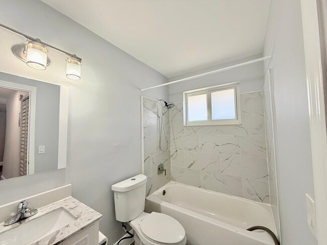 Building Photo - 1702 NE 9th St