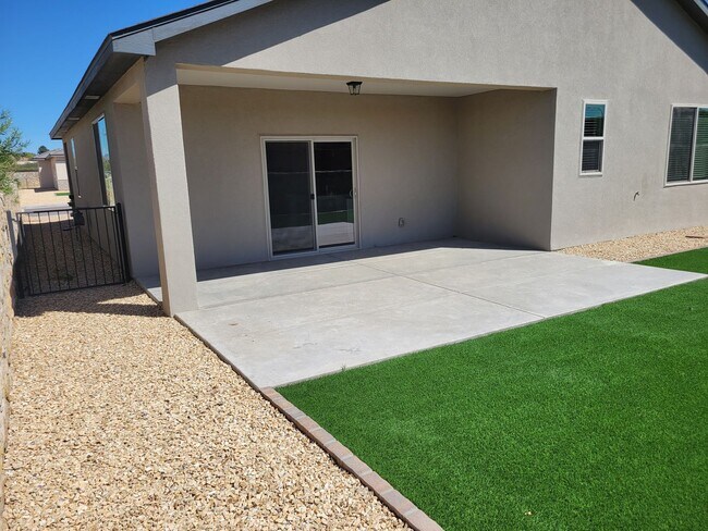 Building Photo - Beautiful 3 bedroom/2 Bath Home!