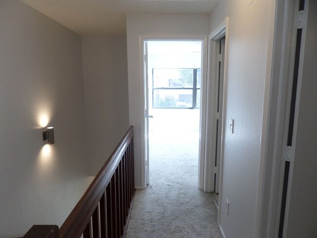 Building Photo - Spacious 2bdrm/1.5bath Townhome ** Ready N...