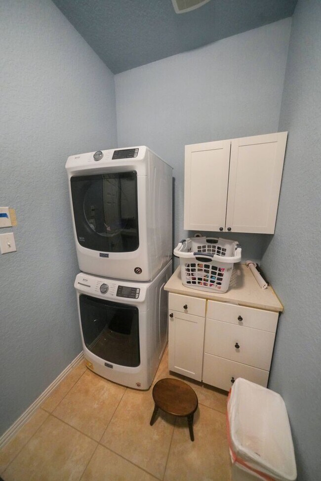Building Photo - Executive-Style Home Now Available in Crossvine (Schertz) Realtor Commission: $750