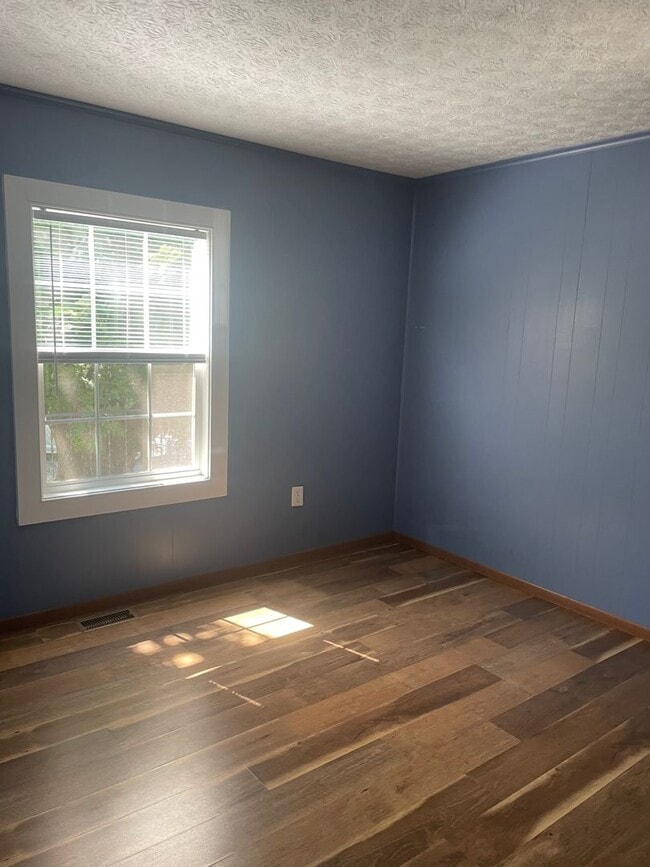 Building Photo - Three bedroom 1 1/2 bath ranch home