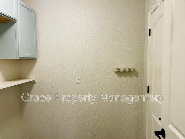 Building Photo - 3341 Hawthorne Ln