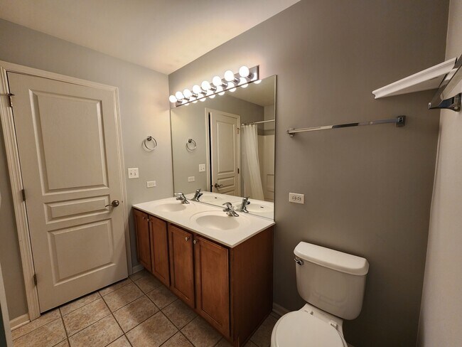 Building Photo - 1137 Reserve Dr