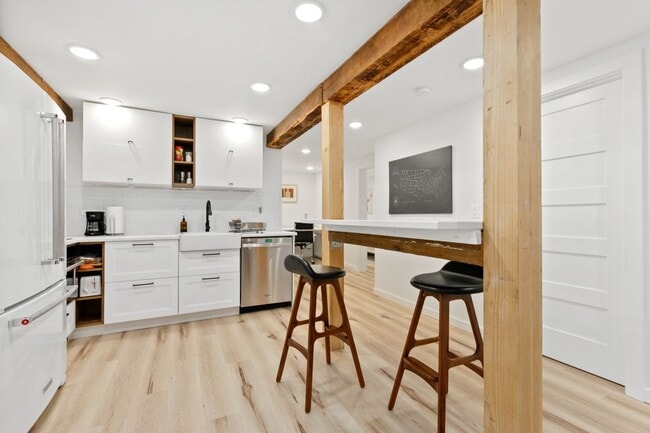 Building Photo - 6bd/3.25ba Seattle House