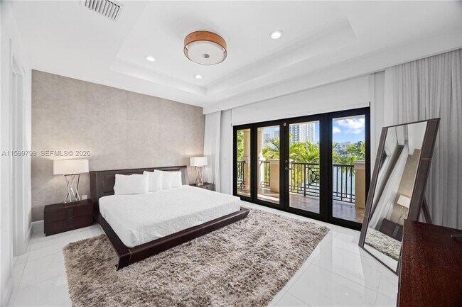 Building Photo - 513 Palm Dr