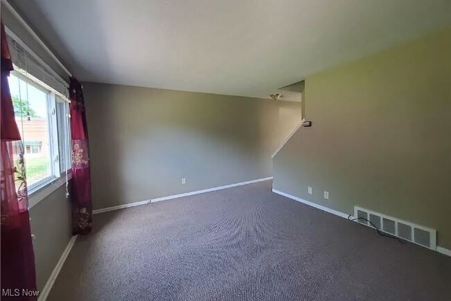 Building Photo - 215 Dalepark Dr