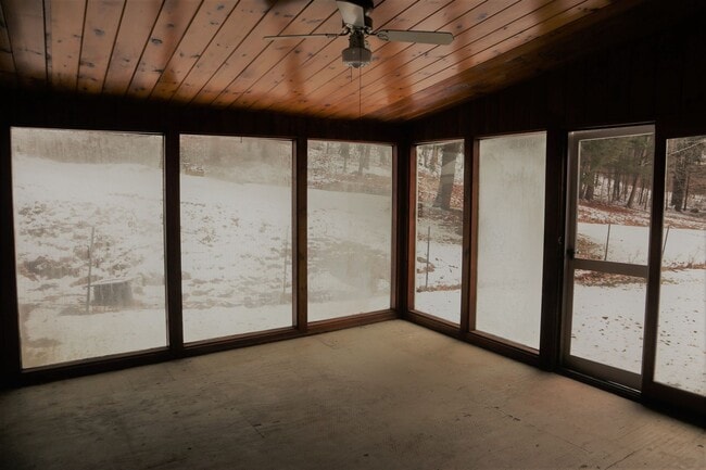 Building Photo - Single Family Home On 6 Acres Of Land