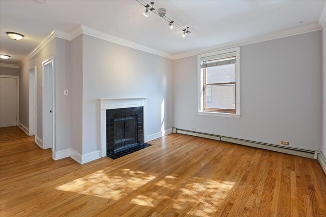 Building Photo - 630 W Waveland Ave