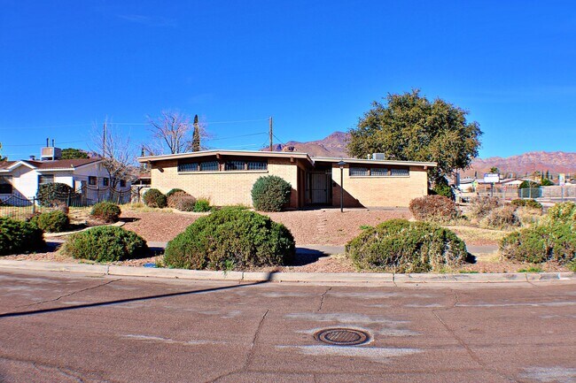Building Photo - 3 Bedroom, 2 Bath , North-East El Paso Great house located across the street from Terrace Hills M...