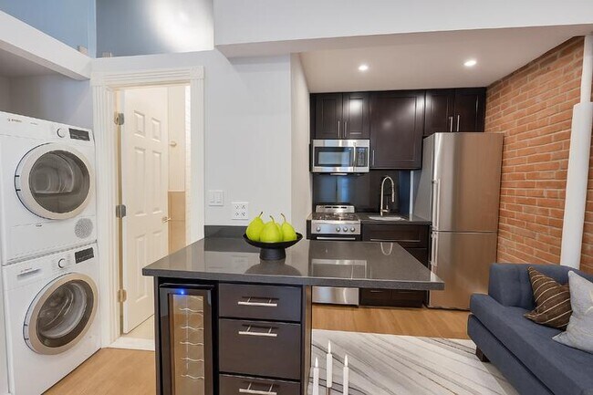 Building Photo - 350 W 21st St