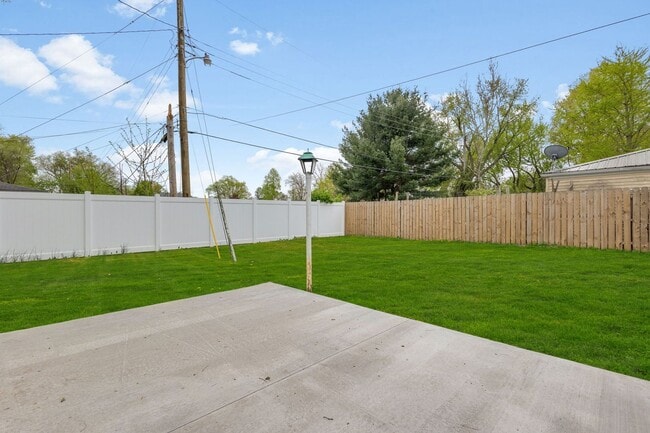 Building Photo - 834 Woodcliff Dr