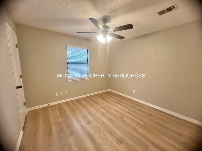Building Photo - Freshly Updated 2 Bedroom Apartment