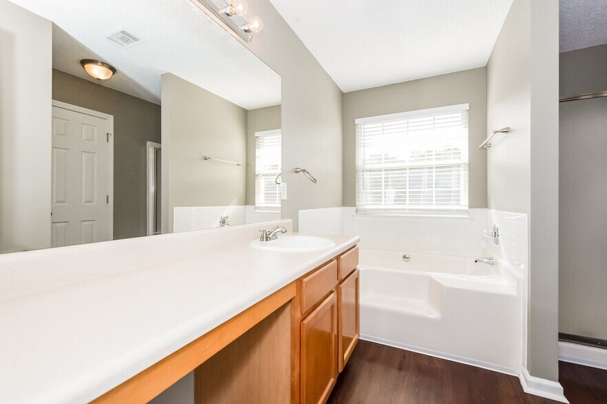 Building Photo - 2025 Registry Dr