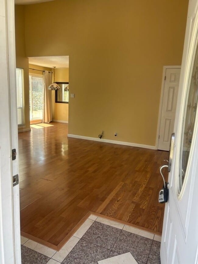 Building Photo - Afordable and spacious Concord 2/1 townhome
