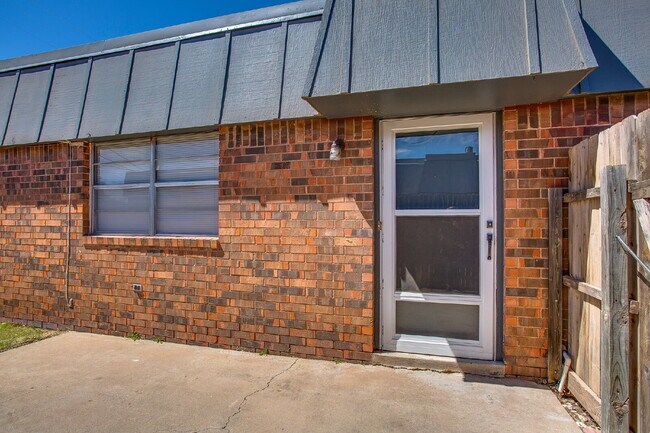 Building Photo - Updated 2 bedroom in Miller School District!