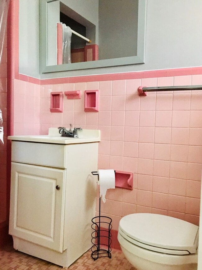 Building Photo - Rare Gem! Spacious and fantastic updated o...