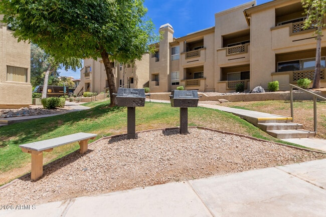 Building Photo - 1880 E Morten Ave