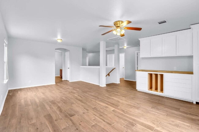 Building Photo - "Spacious 6-Bedroom Haven with 4 Full Baths and Hot Tub!"