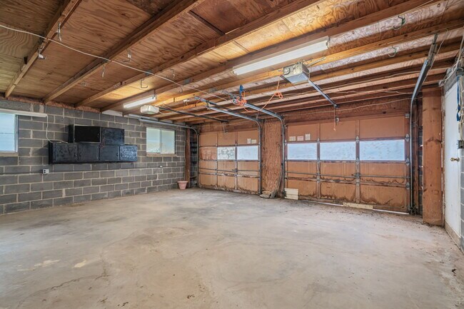 Building Photo - 1315 E Red Bud Rd
