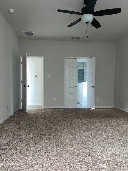 The Owner’s Lounge - 603 Hirsch Trl